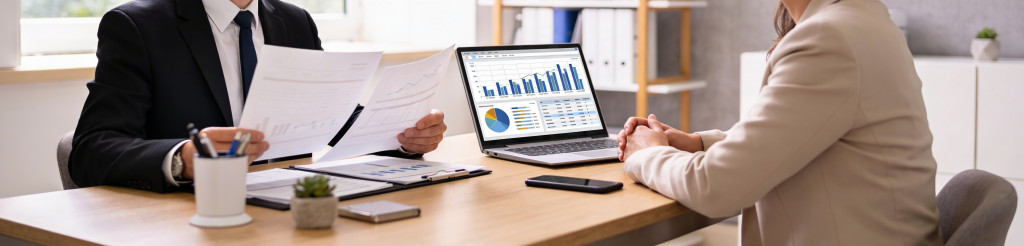 Kvinna får skatterådgivning malö av kvalificerade rådgivare